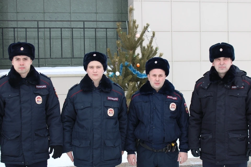 Замерзающего мужчину нашли четверо полицейских. Фото: ГУ МВД по Челябинской области.