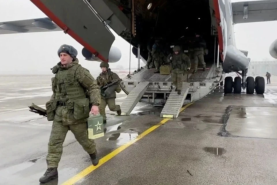 Первые шесть самолетов с российскими миротворцами вернулись из Казахстана