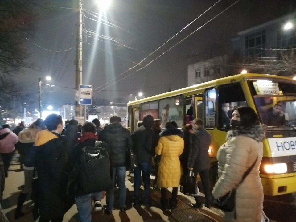 В Симферополе работа общественный транспорта в вечернее время вызывает массу нареканий.