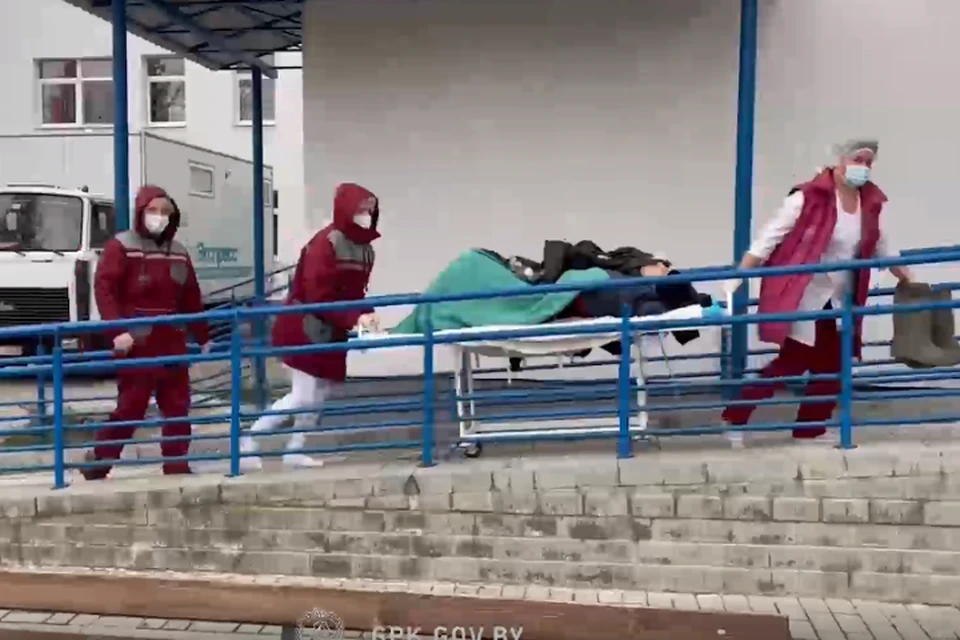 Беженца, который был без сознания, медики забрали в Ивьевскую больницу. Фото: скриншот с видео ГПК.