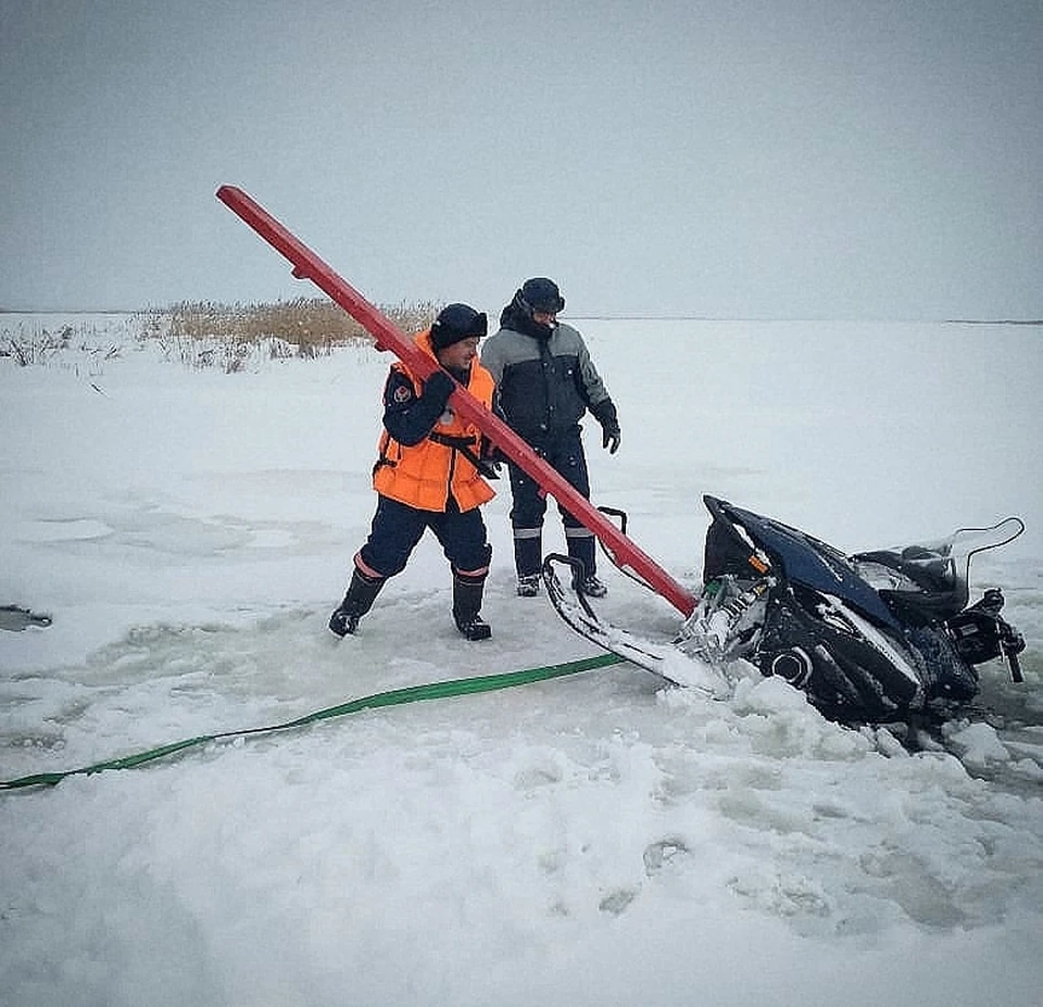 Спасатели помогли извлечь снегоход из воды. Фото: МЧС по УР