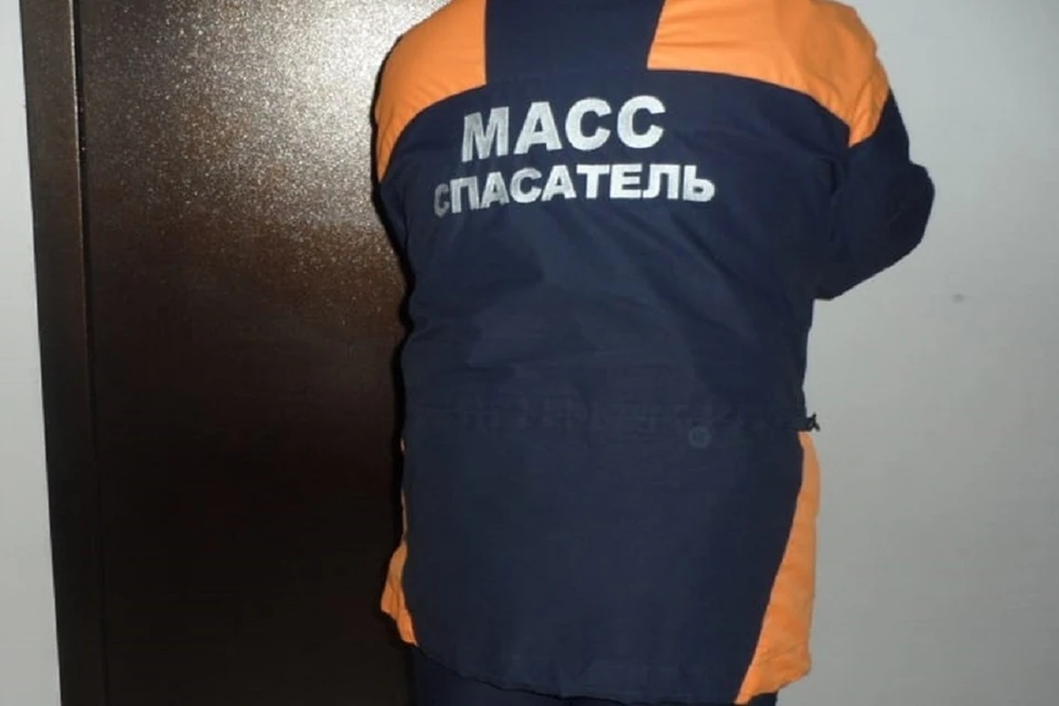 В Новосибирске в запертой квартире нашли труп 23-летнего парня. Фото: служба спасения "МАСС".