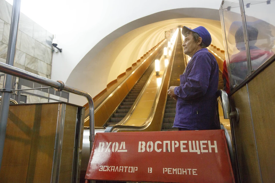 Один эскалатор "Новочеркасской" ушел на ремонт.