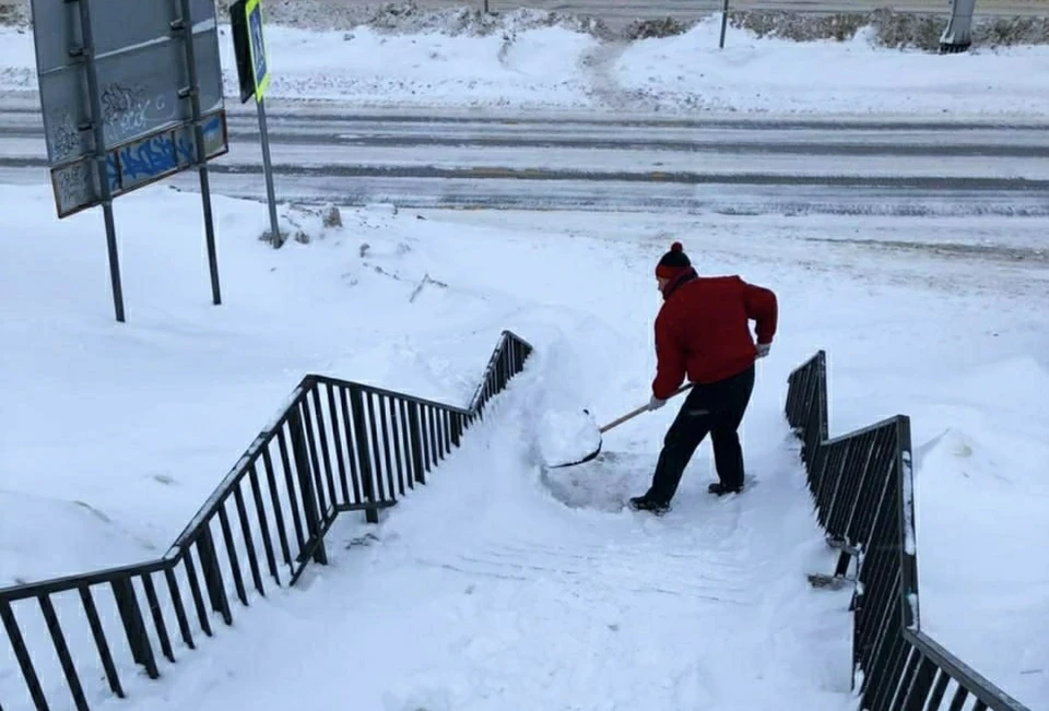 Смоленские чиновники продолжают выходить на субботники по уборке улиц от снега и льда. Фото: пресс-служба администрации города Смоленска.