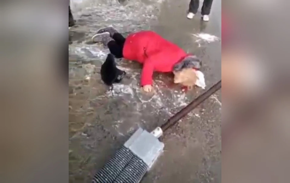 Бригада скорой доставила несчастную в больницу. Фото: скриншот из видео