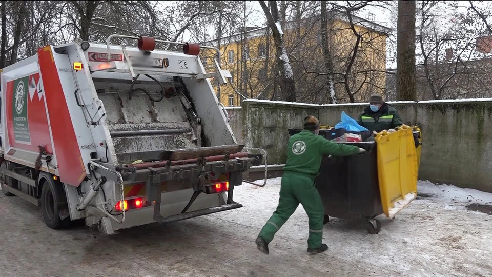 В Смоленской области задействовали 200 единиц спецтехники для вывоза мусора в новогодние праздники. Фото: страница губернатора Алексея Островского в соцсетях.