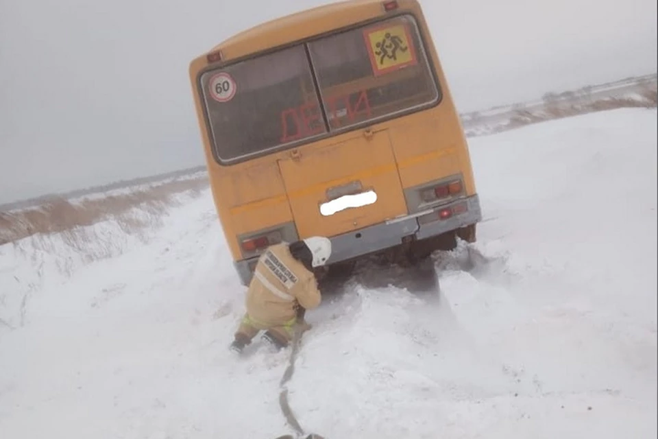 Из-за плохой дороги и сильного бурана школьники из Балтаево два часа просидели в застрявшем автобусе
