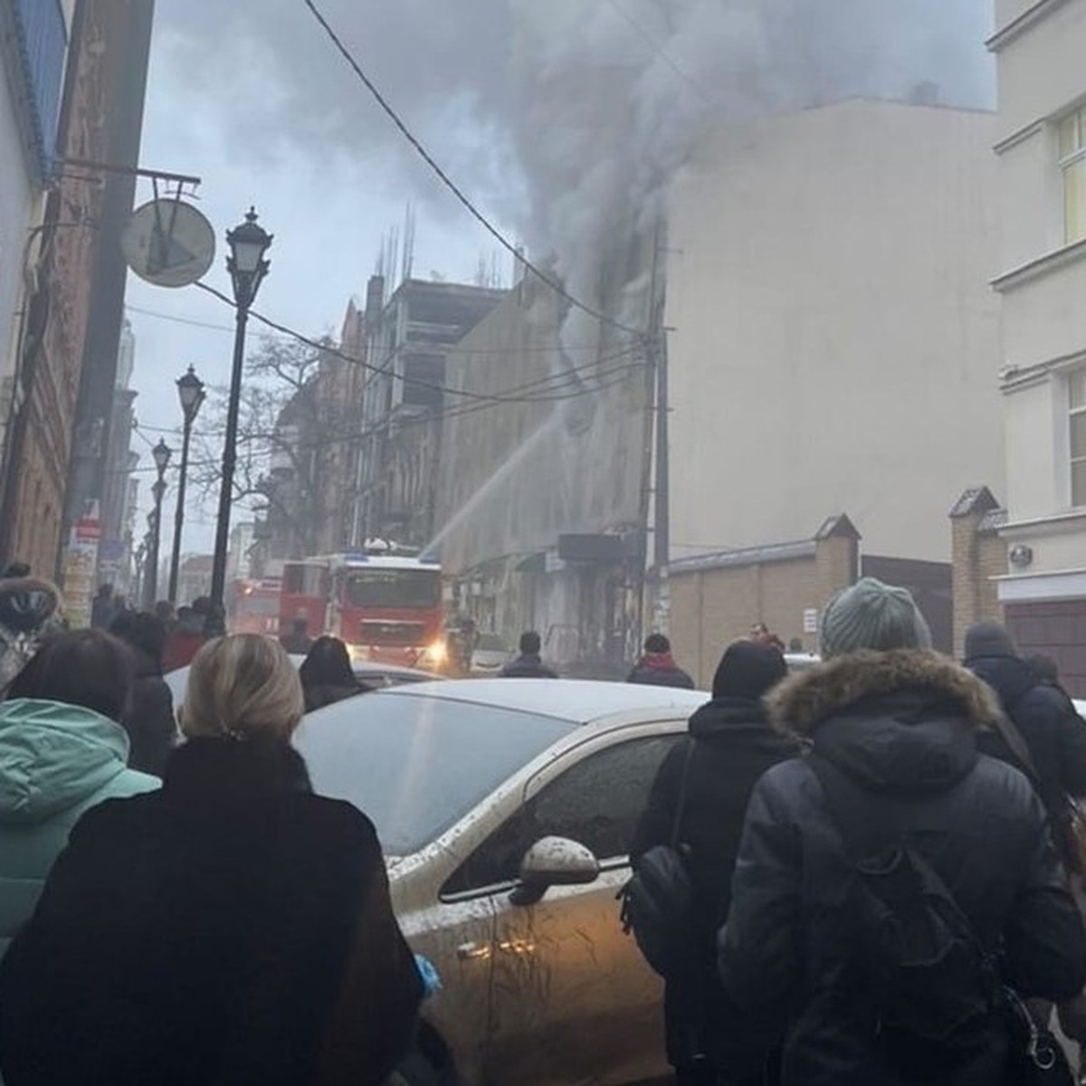 В центре Ростова загорелся дореволюционный дом, который планировали снести  - KP.RU