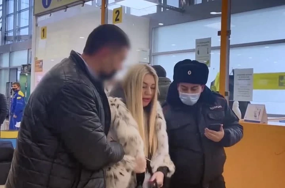 Дам задержали в аэропорту при попытке сбежать в теплые края. Кадр с оперативного видео МВД России.