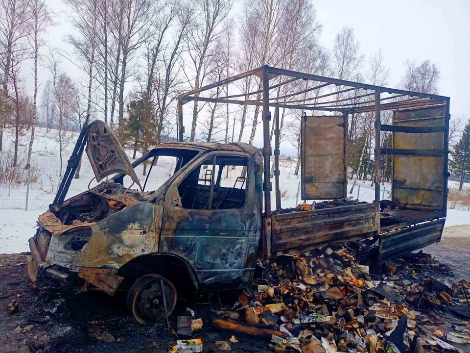 Грузовая «газель» загорелась на ходу на трассе М-1 в Смоленском районе. Фото: пресс-служба ГУ МЧС по Смоленской области.