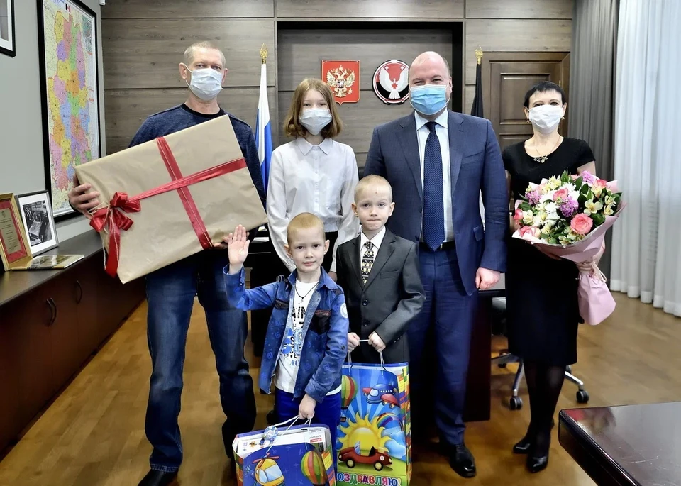 Не остались без подарка и братья Елены – они получили наборы LEGO. Фото: пресс-служба главы и правительства Удмуртии