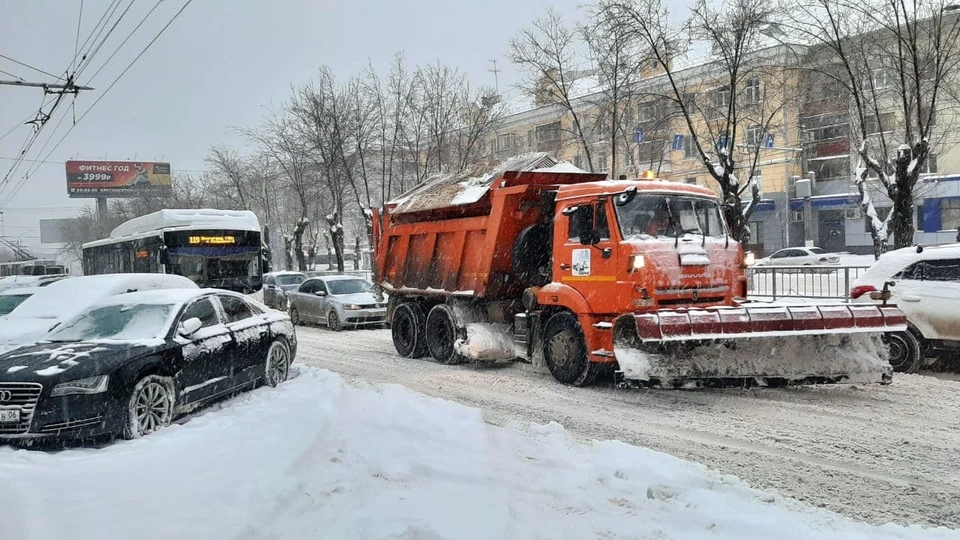 Движение на дорогах Волгограда встало к вечеру из-за дневного снегопада