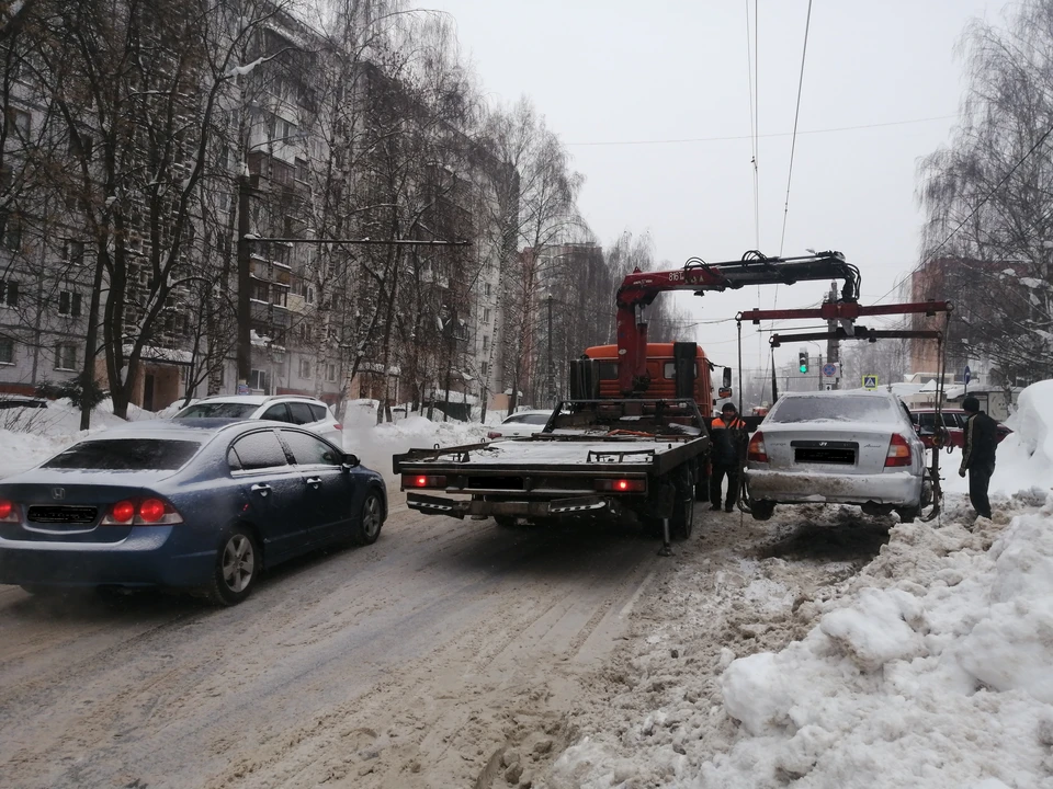 В Нижнем Новгороде мешающие уборке снега с улиц машины будут эвакуировать Фото:Управление по связям со СМИ администрации Нижнего Новгорода