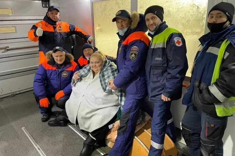 Спасатели МЧС помогли 300-килограммовой жительнице Светлогорска добраться до «Храброво» и улететь в Москву