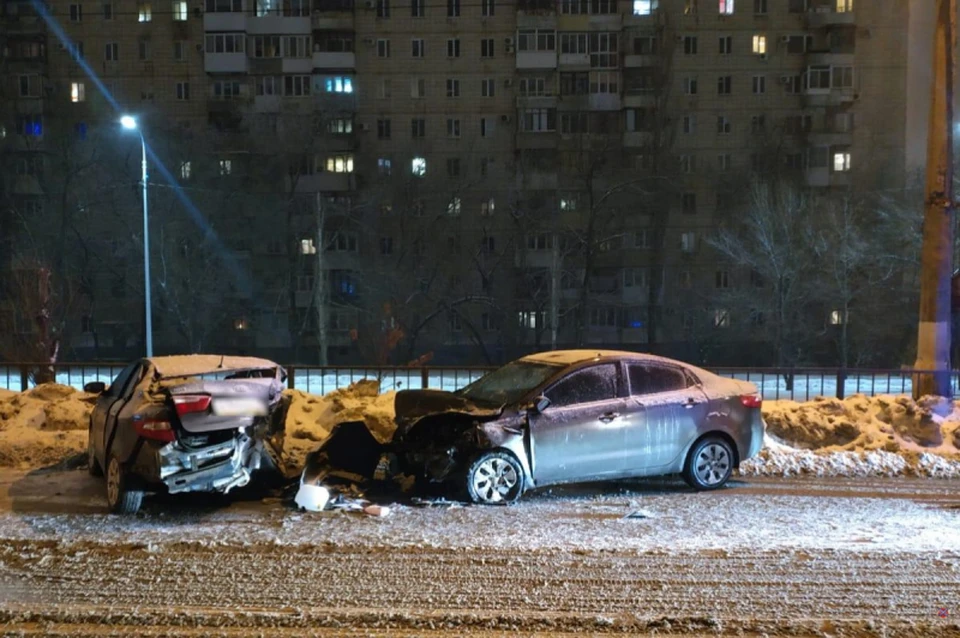 Новости волгограда 11 апреля. Авария в Волгограде машины. Ауди лобовое столкновение.