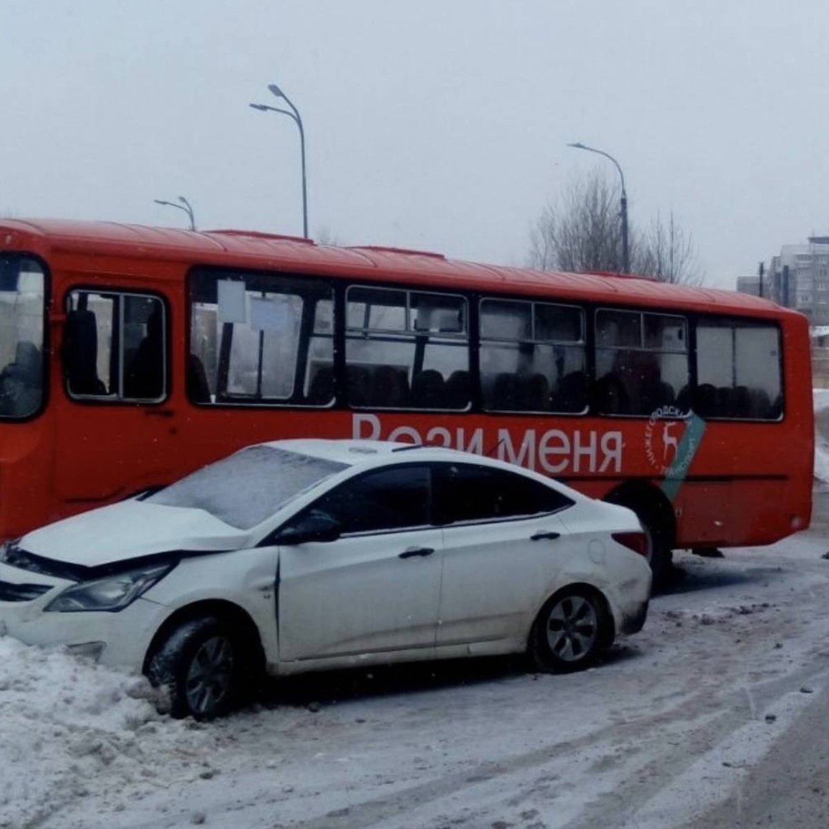 Иномарка не уступила дорогу и столкнулась с маршруткой в Нижнем Новгороде  22 января - KP.RU