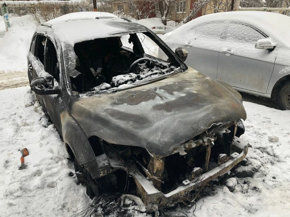 Машина полностью сгорела ночью 23 января на улице Клочкова в Саратове