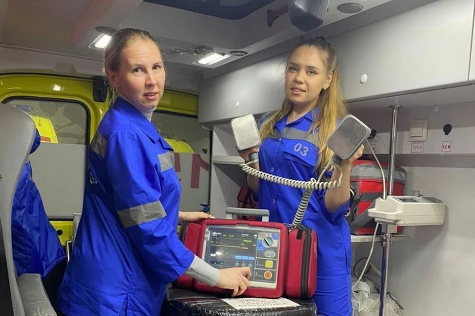 Помощь мужчине оказали фельдшеры Ольга Крупина и Илеанора Фархутдинова. Фото: администрация Набережных Челнов