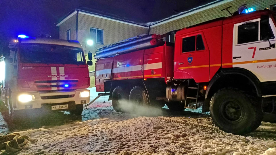 Пожар в нежилом доме произошёл на проспекте Строителей в Смоленске. Фото: пресс-служба ГУ МЧС по Смоленской области.