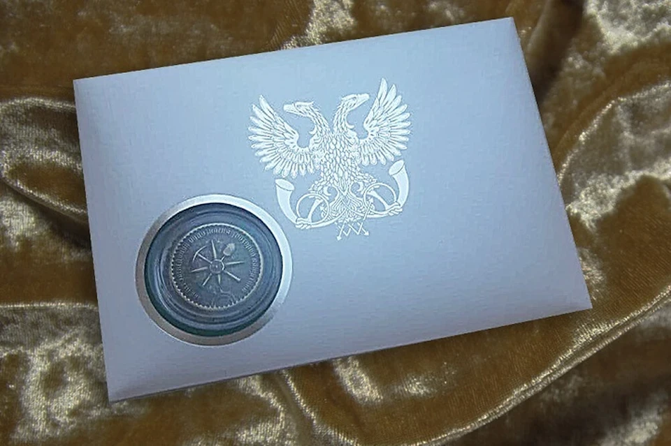 Недавно в ДНР выпустили металлическую марку с вкраплениями настоящего угля. Фото: ГП «Почта Донбасса»