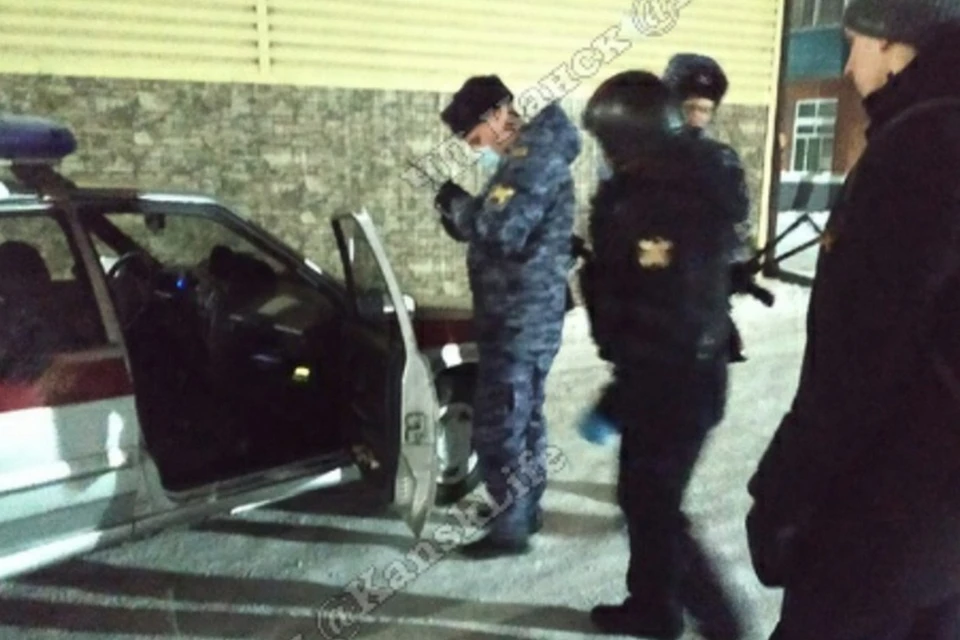 В Канске задержали мужчину с топором, угрожавшего отрезать кому-то голову. Фото: ЧП Канск