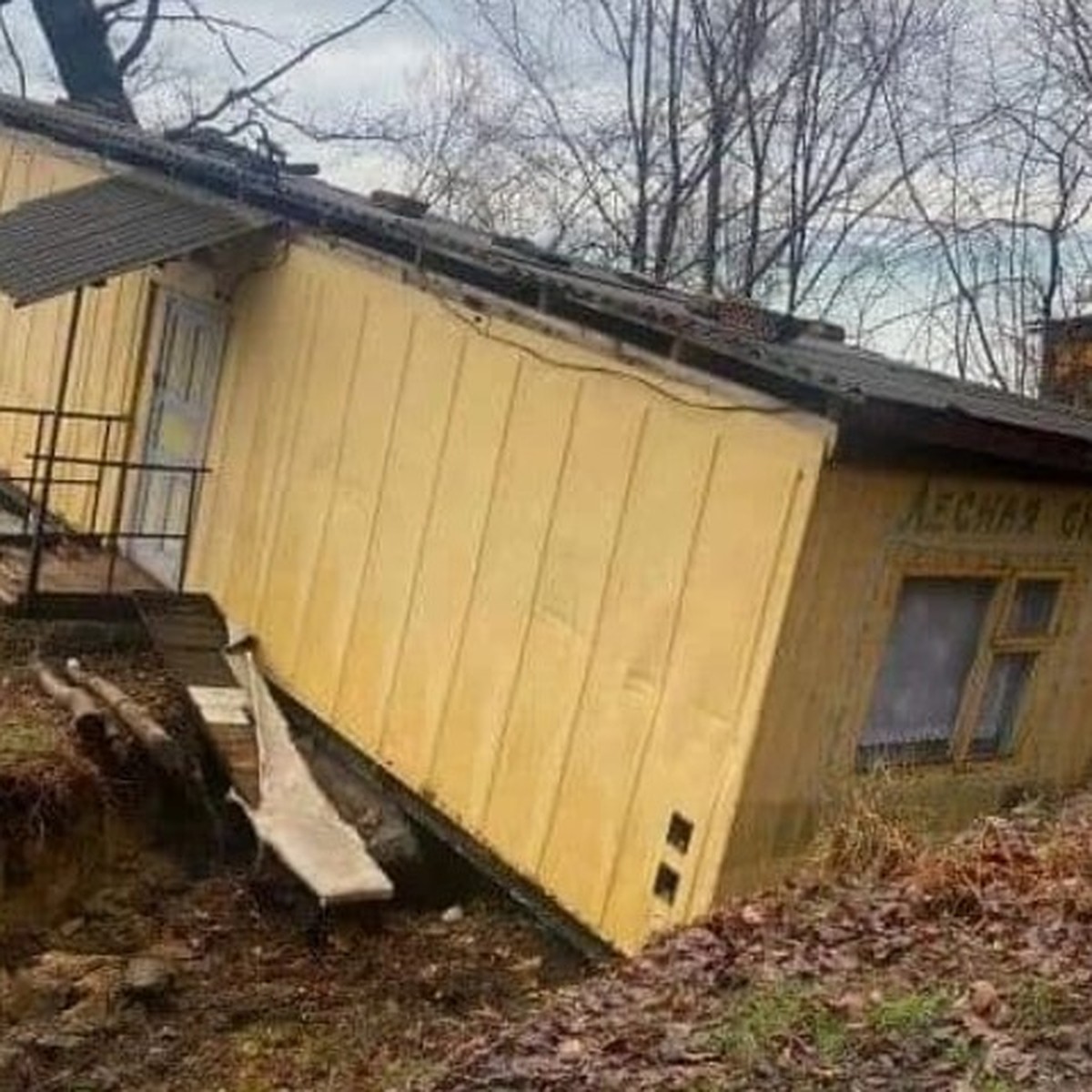 В Краснодарском крае гостевые домики автокемпинга провалились в огромную  трещину под землю - KP.RU