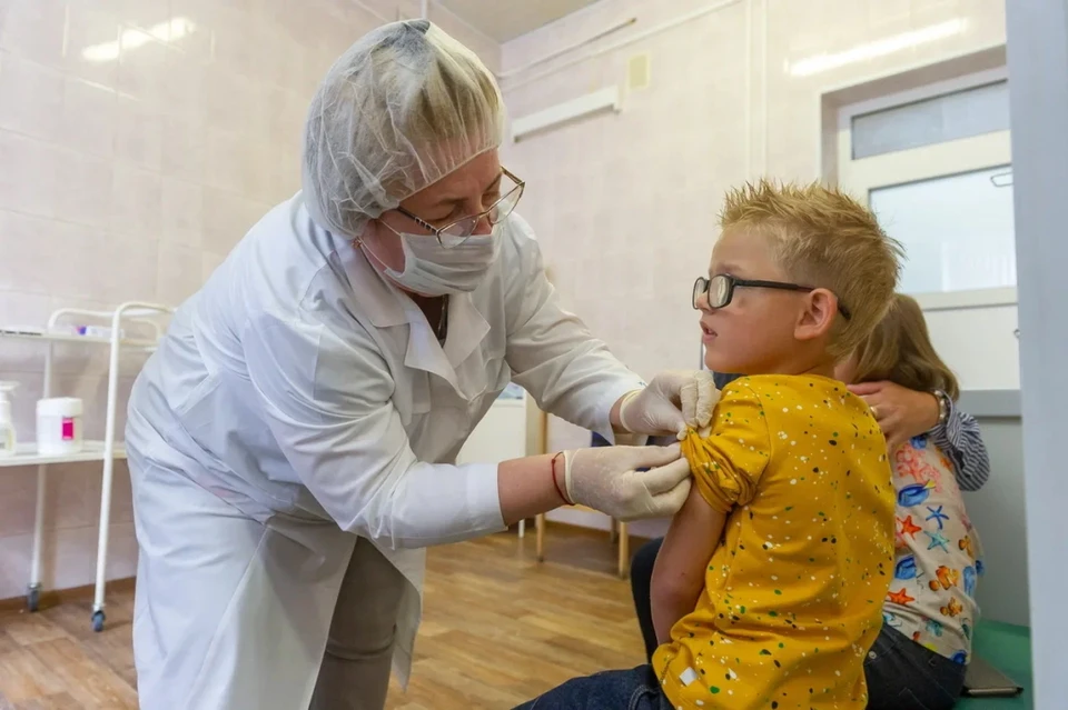 В Петербурге наблюдают высокий спрос на детскую вакцину от коронавируса.