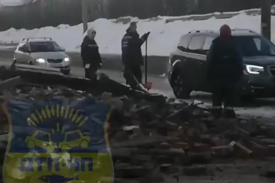 Последствия ЧП еще не устранили, проезд на Павлова затруднен. Фото: Скриншот видео