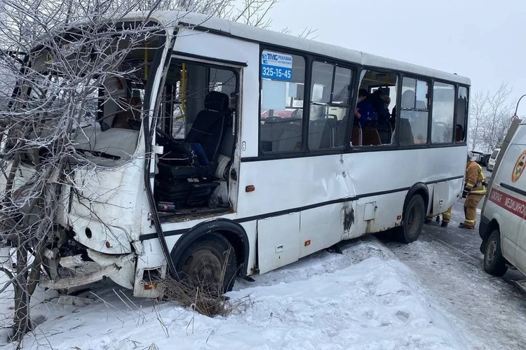 14 человек госпитализированы после ДТП маршрутки с фурой на Московском шоссе в Петербурге