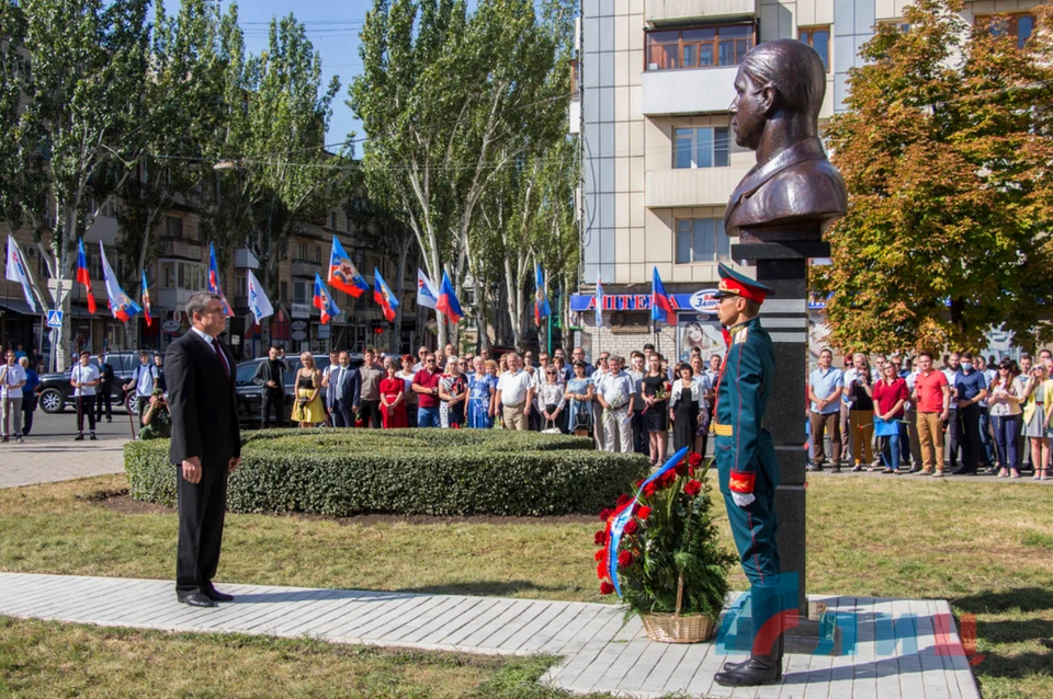 В центре Луганска установлен бюст первого главы ЛНР Валерия Болотова. Фото: ЛИЦ