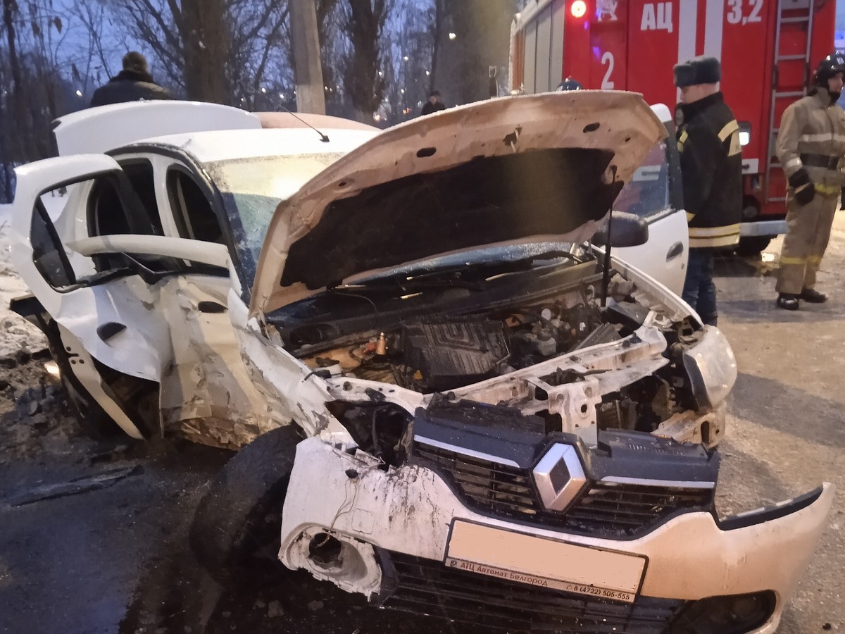 В Белгороде вызволять пассажира из попавшей в ДТП «Лады» пришлось  спасателям - KP.RU