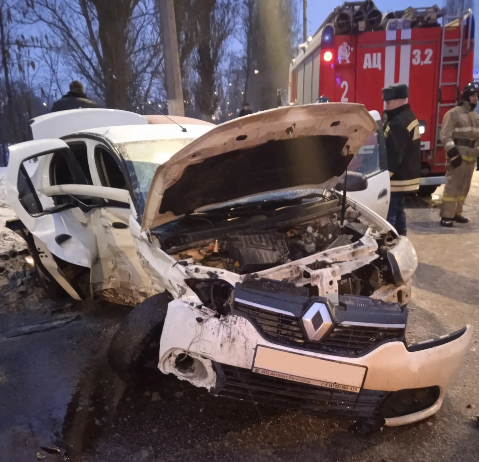 В Белгороде вызволять пассажира из попавшей в ДТП «Лады» пришлось  спасателям - KP.RU