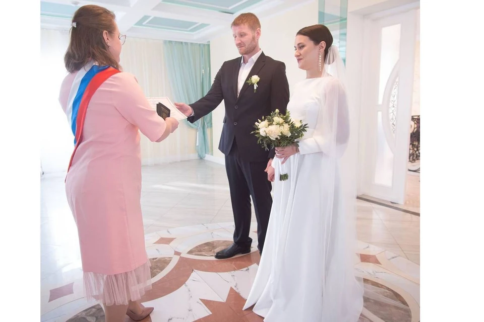 Немец и россиянка поженились на берегу Байкала после судьбоносной встречи. Фото: Служба ЗАГС по Иркутской области
