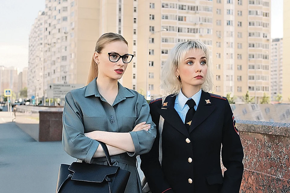 Незадачливые дамы в погонах (Алевтина Тукан, слева, и Елена Полянская) мечтают раскрыть громкое преступление. Фото: Кадр из фильма
