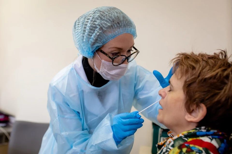 В пиковые дни в поликлиниках и больницах Беларуси делают 30-40 тысяч тестов на коронавирус.