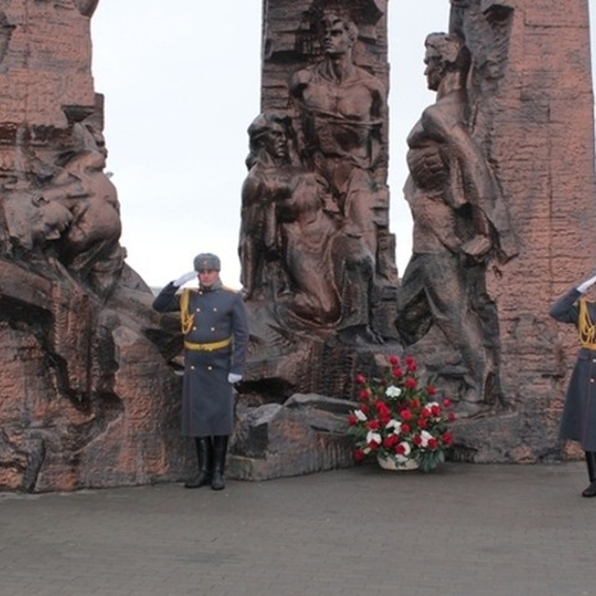 В Краснодоне почтили память молодогвардейцев в 79-ю годовщину их казни -  KP.RU