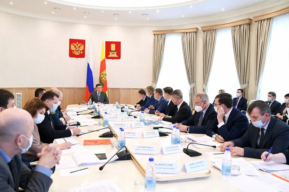 На совещании в областном правительстве.