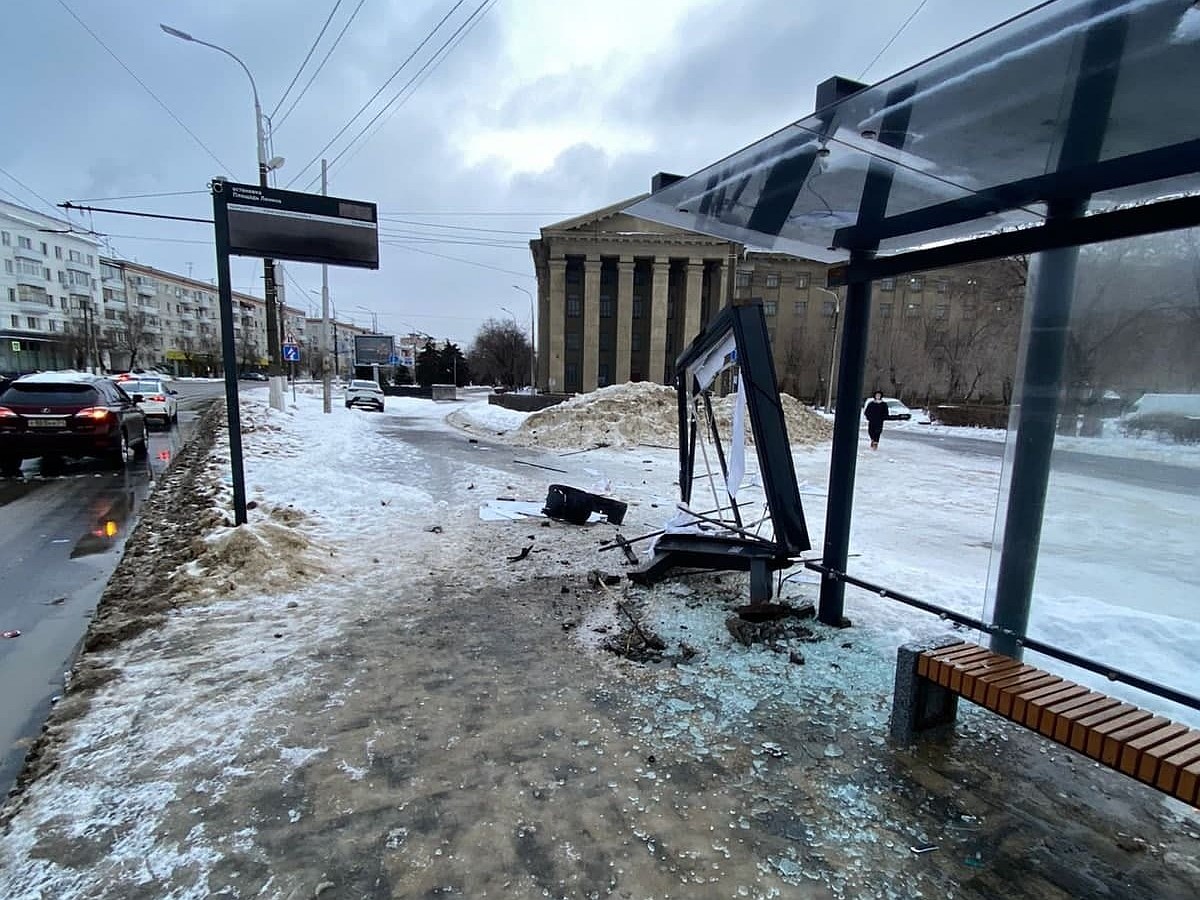 В Волгограде ищут водителя, который снес щит и остановку на площади Ленина  - KP.RU