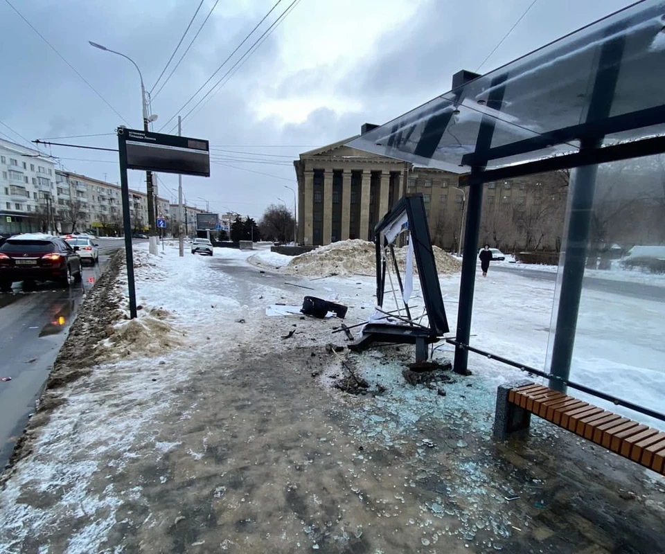 Машина разнесла остановку на площади Ленина.