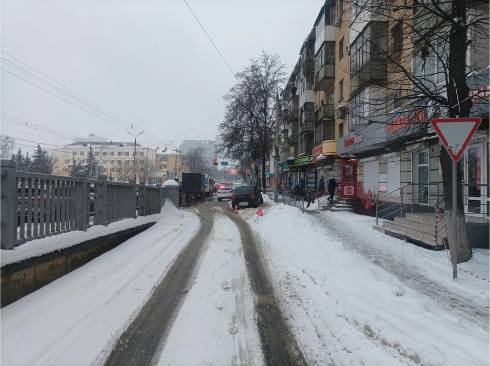 Легковушка сбила пешехода рядом с Герценским мостом