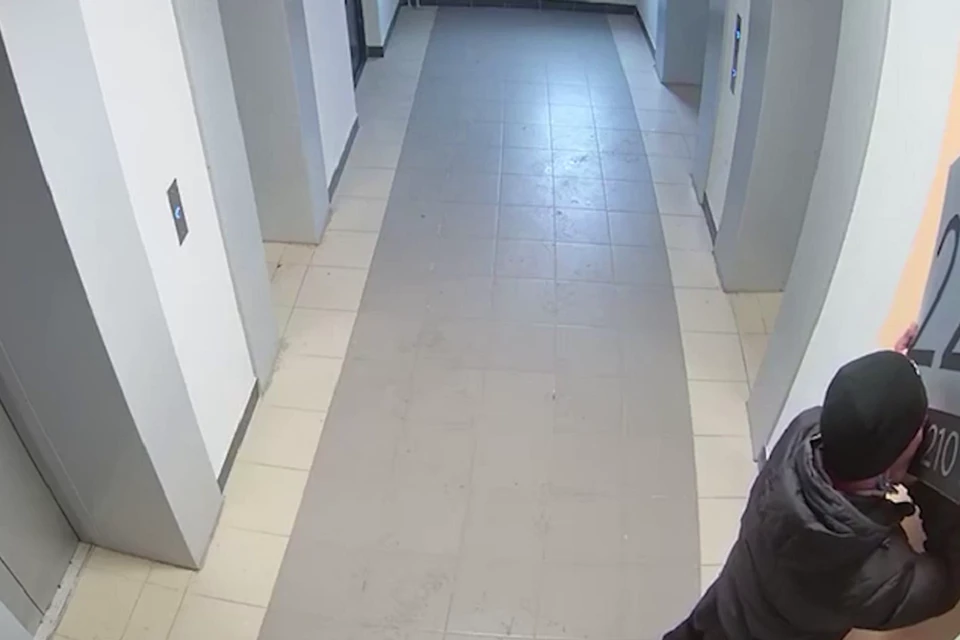 Мужчина погрыз таблички в ЖК "Новая Охта". Фото: "Мегаполис"/ ДТП и ЧП Санкт-Петербург"