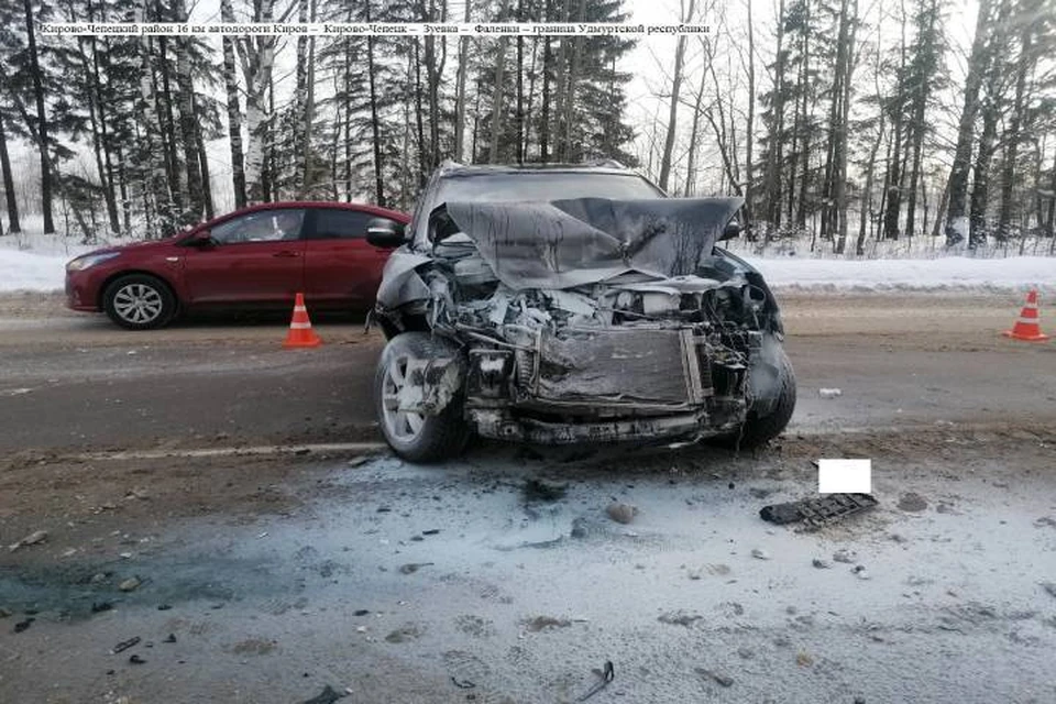 В аварии серьезно пострадал и сам легковой автомобиль. Фото: vk.com/gibdd43