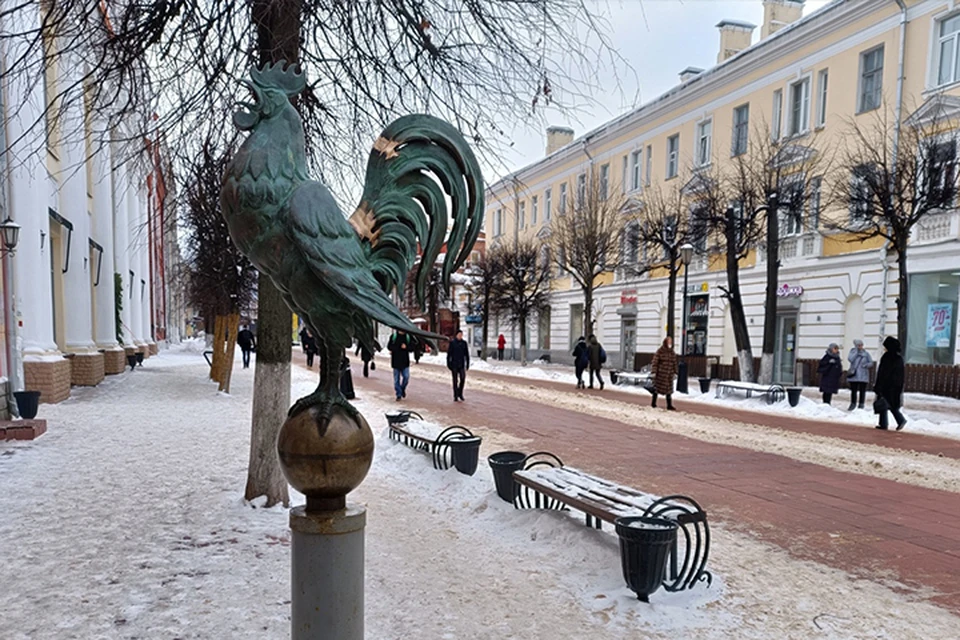 Бронзовому петуху восстановили хвост Фото: vk.com/vktver