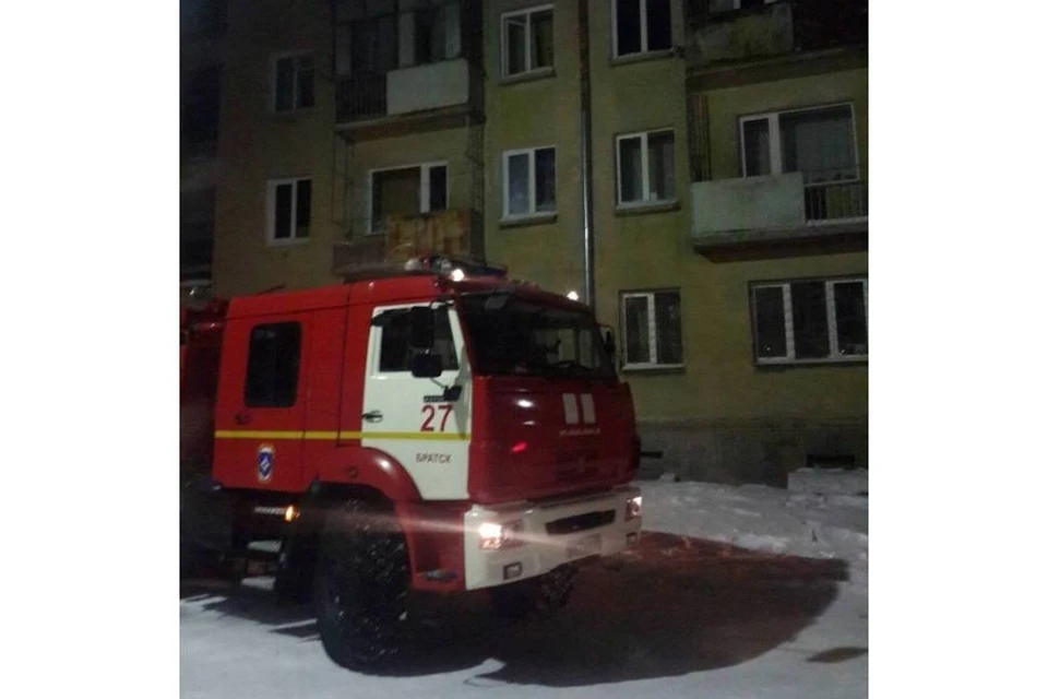 Пожарные спасли 10 человек из горящего дома в микрорайоне Топкинский в Иркутске