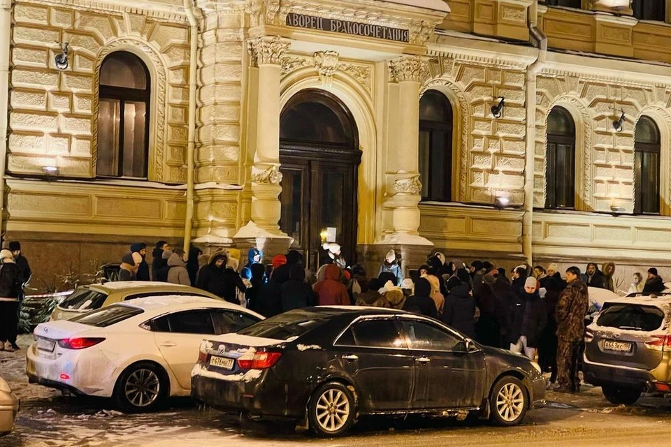 Влюбленные петербуржцы стоят в 5 утра на подачу заявления. Фото: www.instagram.com/sopovigor.
