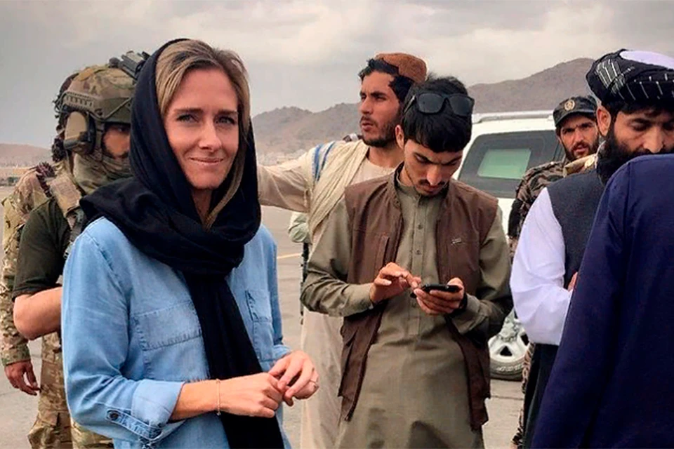 35-летняя жительница Новой Зеландии Шарлотта Беллис в окружении талибов.