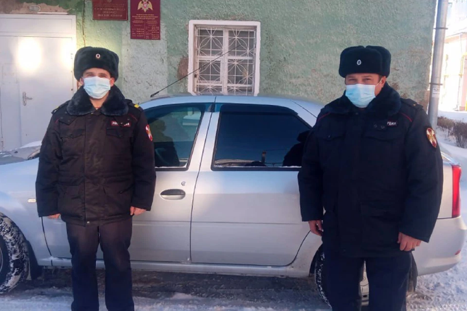 Росгвардейцы вызвали «скорую» пострадавшему и оказали ему доврачебную помощь до приезда медиков. Фото: vk.com/club150428796