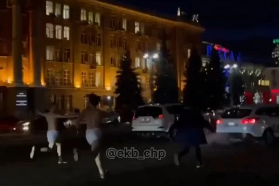 Кроме того, они выбежали на проезжую часть прямо в момент потока автомобилей. Фото: telegram-канал «Екатеринбург ЧП/ДТП»