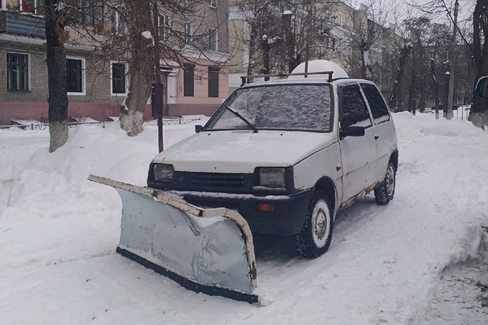 Многие дворы и через неделю после снегопада остаются нерасчищенными.