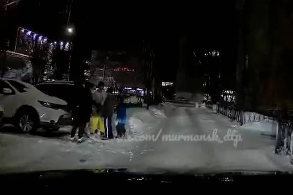 Недетская шалость попала на видео. Фото: скриншот видео/vk.com/murmansk_dtp
